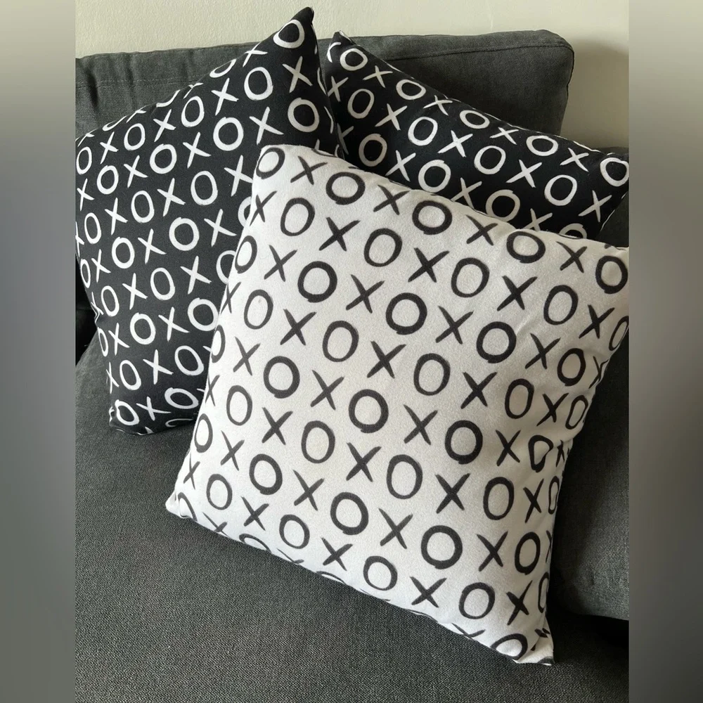 Stylish set of 3 pillows